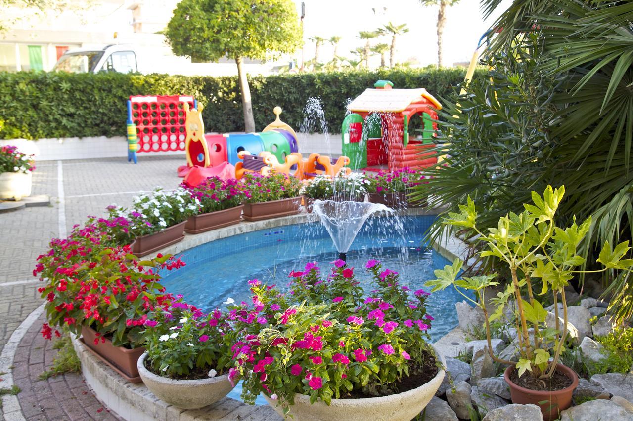 Savoia Hotel Misano Adriatico Esterno foto