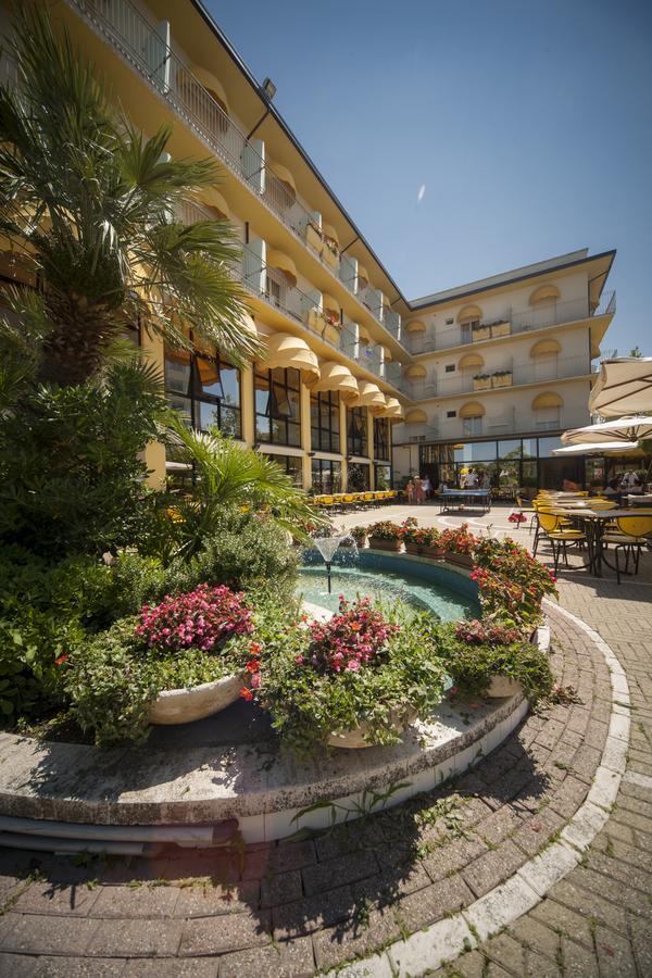 Savoia Hotel Misano Adriatico Esterno foto