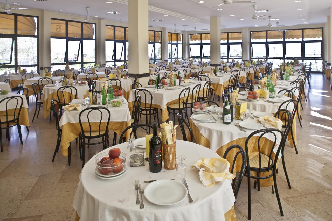 Savoia Hotel Misano Adriatico Esterno foto